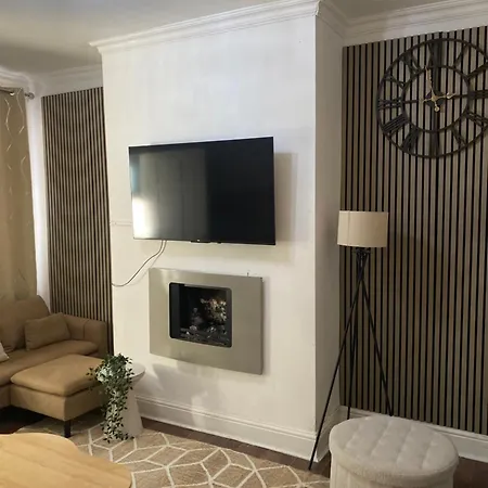 Modern Townhouse-Free Parking-Games Room-Fast W-Ifi-3